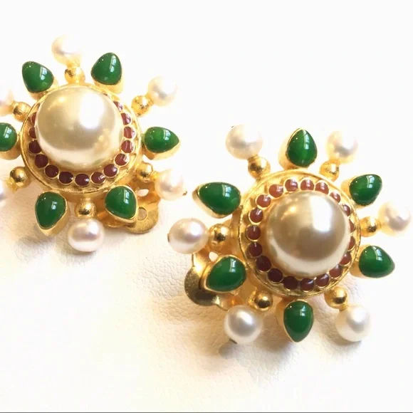 VTG METROPOLITAN MUSEUM MMA Gold Tone Faux Pearl Green Red Enamel Earrings - Picture 1 of 6